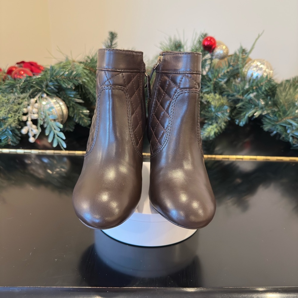 Tory Burch NWOT Authentic RARE Luxury Minimalist Quilted Brown Ankle Boots - Picture 6 of 17